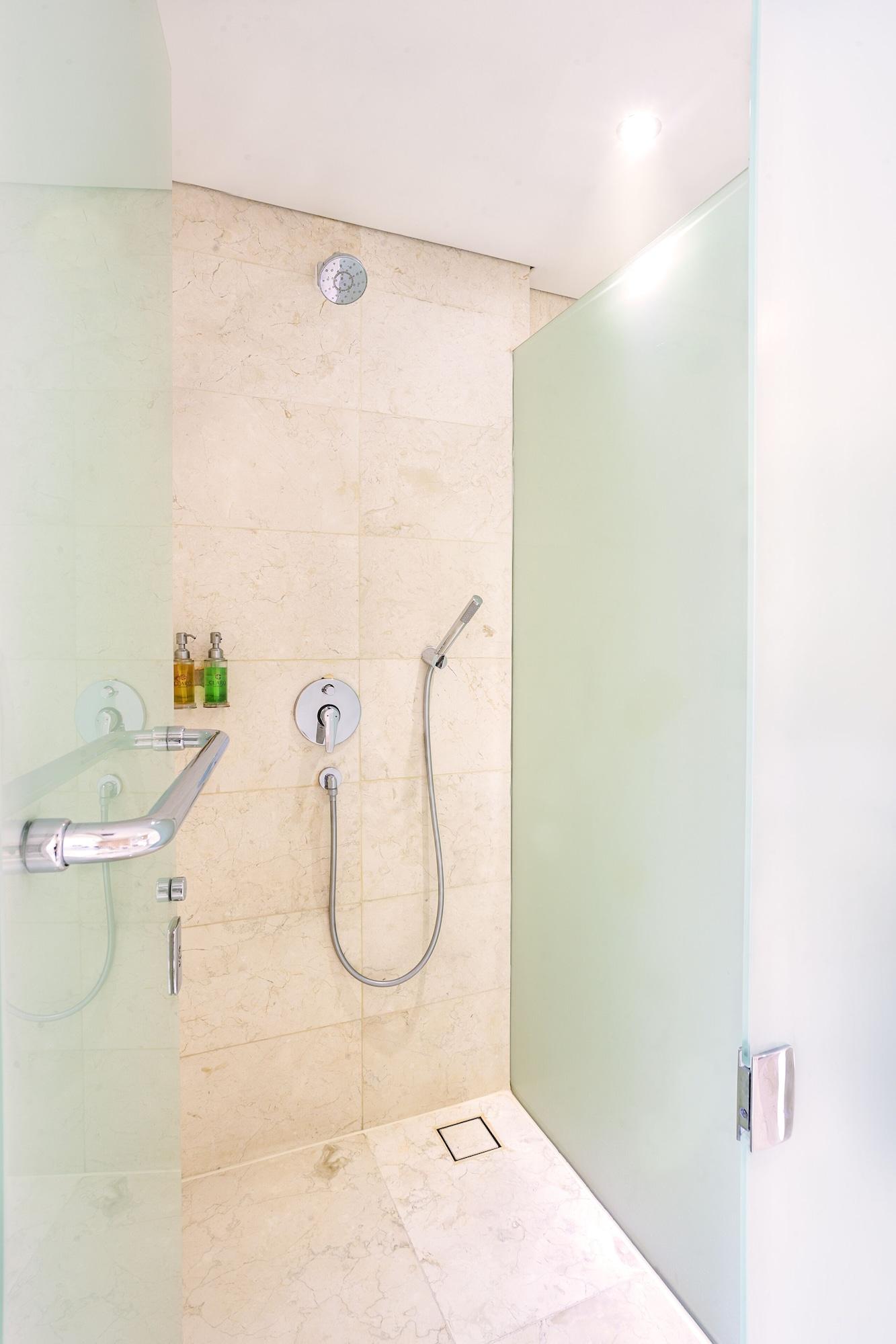 Claro Hotel Kendari Kültér fotó
