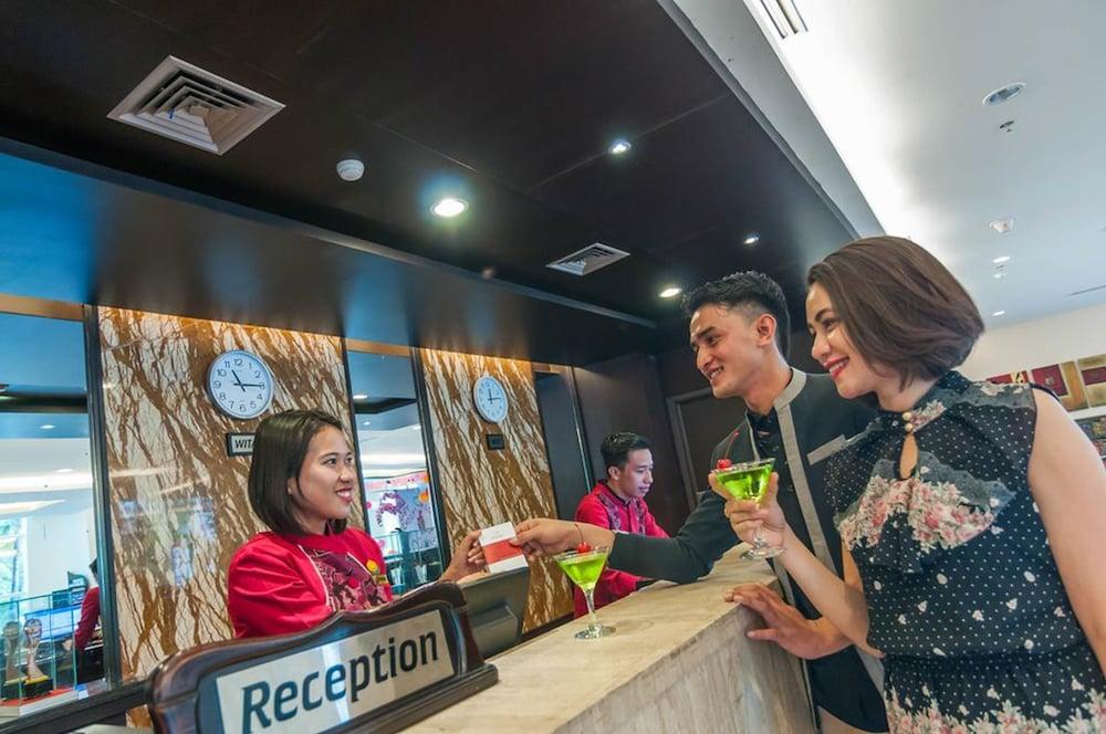 Claro Hotel Kendari Kültér fotó