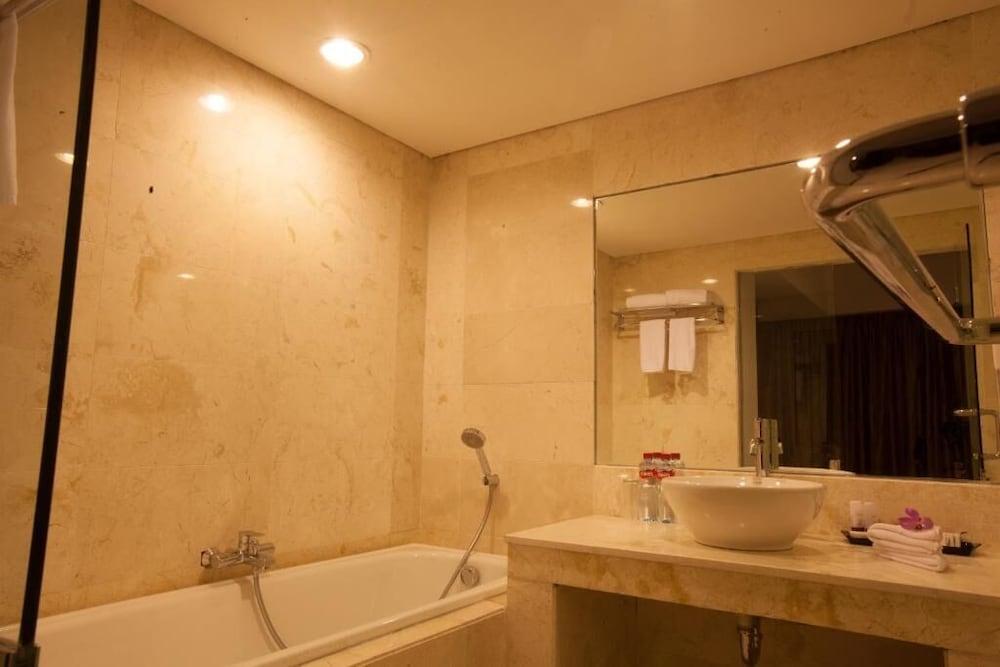 Claro Hotel Kendari Kültér fotó