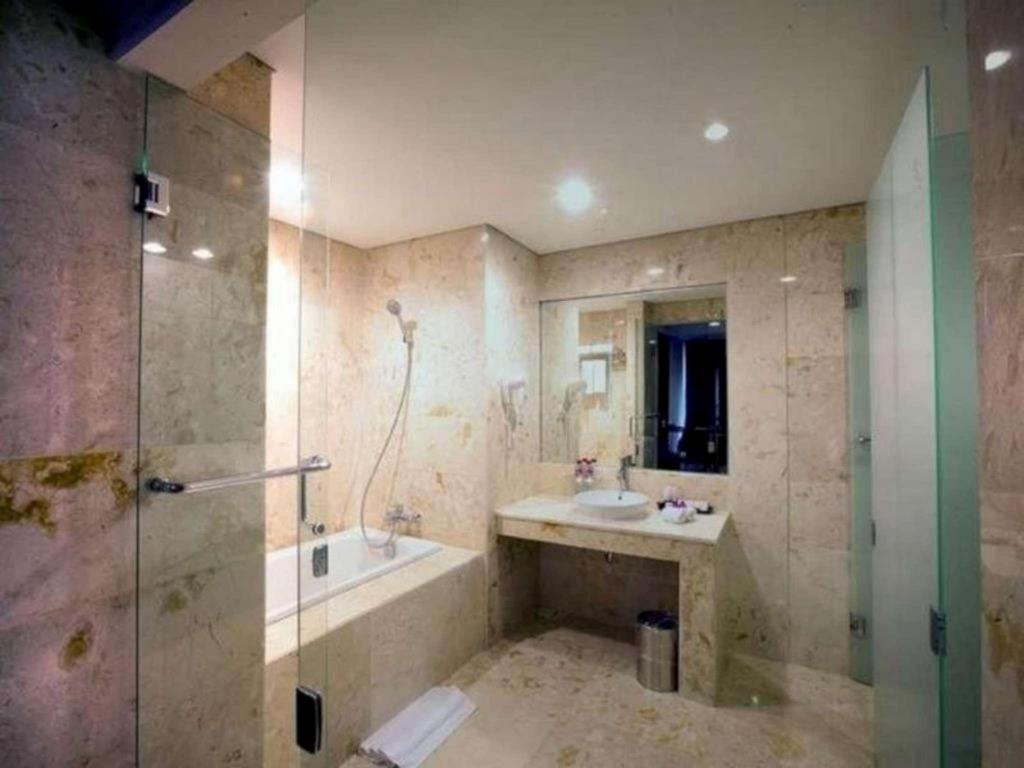 Claro Hotel Kendari Kültér fotó