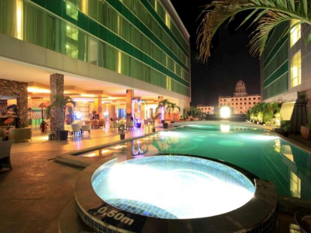 Claro Hotel Kendari Kültér fotó