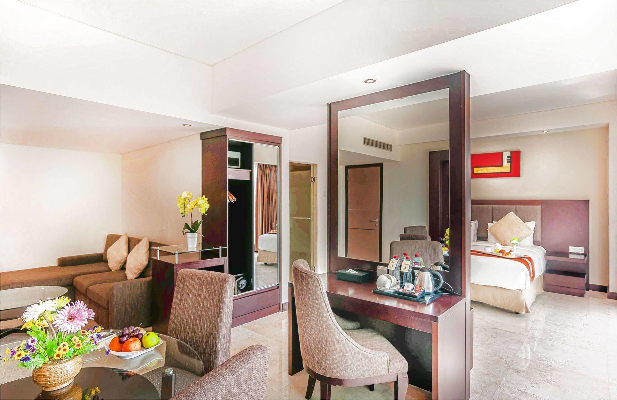 Claro Hotel Kendari Kültér fotó